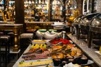 Una línea de buffet con muchos tipos diferentes de comida. en ONOMO Hotel Waterfront, en Ciudad del Cabo