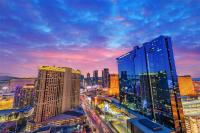 ein Blick auf eine Stadt bei Nacht mit Gebäuden in der Unterkunft Hilton Club Elara Las Vegas in Las Vegas