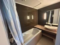 Łazienka w obiekcie Appartement 6 pers avec piscine et sauna à Jausiers - Terrasse exposée sud - Proche Barcelonnette - FR-1-165B-14