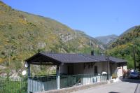 Auberge Lou Poumié في Pierlas: عماره فيها سياج امام جبل