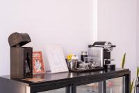 Stone Palace Hotel Near Athen's Airport Free Shuttle From and to Athen's Airportにあるコーヒーまたはお茶