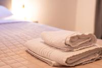 Stone Palace Hotel Near Athen's Airport Free Shuttle From and to Athen's Airportにあるベッド