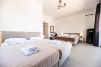 Stone Palace Hotel Near Athen's Airport Free Shuttle From and to Athen's Airportにあるベッド