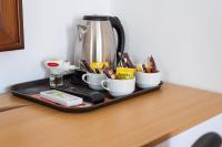 Stone Palace Hotel Near Athen's Airport Free Shuttle From and to Athen's Airportにあるコーヒーまたはお茶