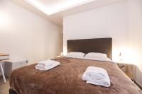 Stone Palace Hotel Near Athen's Airport Free Shuttle From and to Athen's Airportにあるベッド