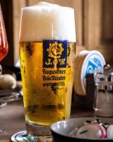 ミュンヘンにあるWürmtalhof Pension & Wirtshausのテーブルの上に座るビール1杯