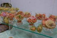 金沙Hotel Shipka All Inclusive的一张玻璃桌上摆放着装满各种水果的花瓶