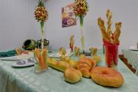 金沙Hotel Shipka All Inclusive的桌子上摆着百吉饼和甜甜圈。