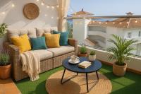 Posedenie v ubytovaní Small Oasis Nelson Mandela Apartment with sea view, two bedrooms, parking, terrace and pool