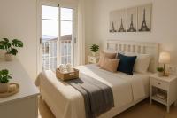 Posteľ alebo postele v izbe v ubytovaní Small Oasis Nelson Mandela Apartment with sea view, two bedrooms, parking, terrace and pool
