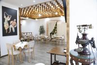 een eetkamer met tafels en stoelen en een kroonluchter bij Oborri Shkodran Boutique Hotel in Shkodër