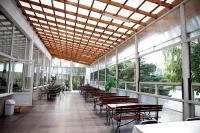 een kamer met tafels en stoelen in een gebouw met ramen bij Zacisze Bis in Koszelówka