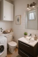 Kúpeľňa v ubytovaní Small Oasis Nelson Mandela Apartment with sea view, two bedrooms, parking, terrace and pool