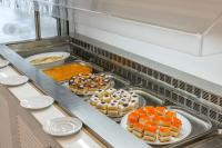 una cucina con tanti tipi diversi di cibo sui piatti di Papantonia Hotel a Protaras