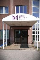 una señal en la parte delantera de un edificio en Meriniitty Hotelli, en Salo