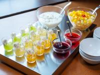 uma bandeja com um monte de xícaras e tigelas de comida em APA Hotel Shonan Tsujido Ekimae em Fujisawa