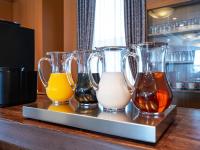 uma bandeja com quatro tipos diferentes de vasos sobre uma bancada em APA Hotel Shonan Tsujido Ekimae em Fujisawa