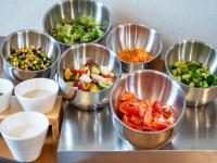 um grupo de tigelas de prata cheias de diferentes tipos de vegetais em APA Hotel Shonan Tsujido Ekimae em Fujisawa