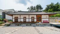 ein kleines Haus mit einem asiatischen Dach in einem Hof in der Unterkunft Gangneung ggabinejip hanok pension in Gangneung