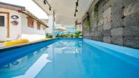 ein Pool mit blauem Wasser in einem Haus in der Unterkunft Gangneung ggabinejip hanok pension in Gangneung