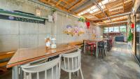 ein Restaurant mit Tischen und Stühlen in einem Raum in der Unterkunft Gangneung ggabinejip hanok pension in Gangneung