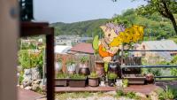 ein Garten mit Topfpflanzen und einem Schild an einem Zaun in der Unterkunft Gangneung ggabinejip hanok pension in Gangneung