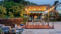 Ein Garten an der Unterkunft Gangneung ggabinejip hanok pension