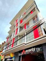un edificio alto con ventanas rojas en una calle en Hotel Avanty, en Ipiales