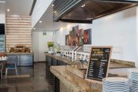 Un restaurante con un mostrador con platos y un cartel. en Club Regina Cancun, en Cancún