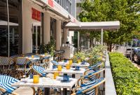 En restaurant eller et andet spisested på Hotel Continental Miami Beach, Tapestry Collection by Hilton