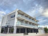 un edificio con un hotel en un lado en Oceane Norte Hotel, en Parnaíba