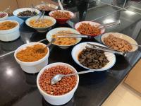 高雄花乡旅馆连锁 左营店-花乡商旅的柜台上的一组碗