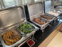 高雄花乡旅馆连锁 左营店-花乡商旅的自助餐,在柜台上提供三盘食物