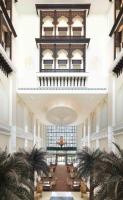 Habitación grande con mesas y ventana grande. en Bab Al Qasr Residence, en Abu Dabi