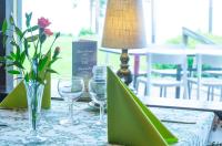 a table with green napkins and wine glasses on it at Lomahostelli in Keuruu
