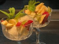 deux verres remplis de fruits sur une table dans l'établissement Mountain Krystal, à Bukovel