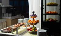un buffet con platos y cuencos de fruta en una mesa en Hotel Bystrá, en Brezno