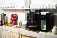 una mesa con una cafetera encima en Hotel Bystrá, en Brezno