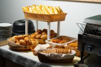 una mesa con cestas de pan y cestas de bollería en Hotel Bystrá, en Brezno