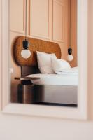 1 dormitorio con 1 cama con 2 luces y espejo en beppo Restaurant Suites, en Backnang