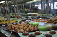 un buffet de comida con bollería y otros alimentos en Cıtrus Plaza Hotel, en Alanya