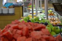 Una línea de buffet con frutas y verduras en exhibición. en Cıtrus Plaza Hotel, en Alanya