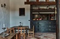 comedor con mesa y bar en Casa Taberna, en Pedraza-Segovia