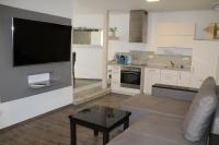 Una sala de estar con un televisor de pantalla plana en una pared. en Apartment Exclusiv, en Jena
