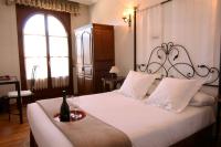 Postel nebo postele na pokoji v ubytování Hotel Merindad de Olite
