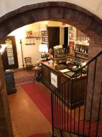 un ingresso di un negozio con un arco di Casa Edvige Suite a Monteveglio