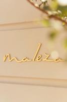 Un cartel dorado que dice rave en una pared en Hotel Casa Cuenca, en Ciudad de México