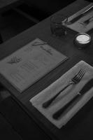 una mesa con una servilleta y un tenedor y un cuchillo en Hotel Casa Cuenca, en Ciudad de México