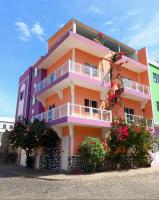 un edificio colorido con flores delante en Casa Celeste, en Ponta do Sol