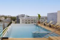 una piscina en la azotea de un edificio en NH Luz Huelva, en Huelva